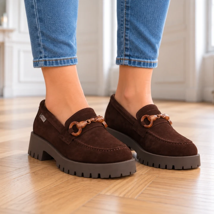 Brązowe loafersy na drewnianej podłodze (1).png