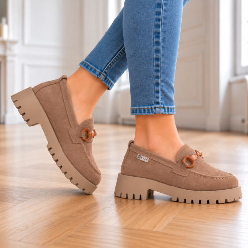 Taupe’owe loafersy na drewnianej podłodze.png