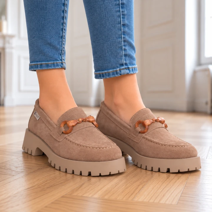 Beżowe loafers na drewnianej podłodze.png