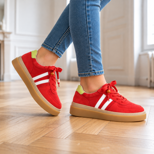Czerwone sneakersy na parkiecie.png