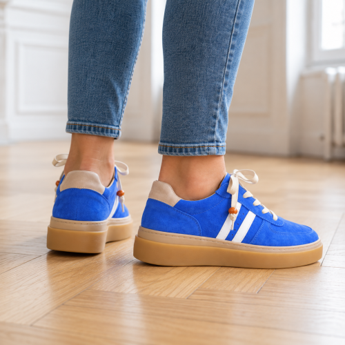 Kobaltowe sneakersy na drewnianej podłodze (1).png