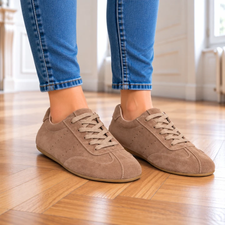 Beżowe sneakersy na drewnianej podłodze (8).png