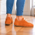 Pomarańczowe sneakersy na drewnianej podłodze (1).png