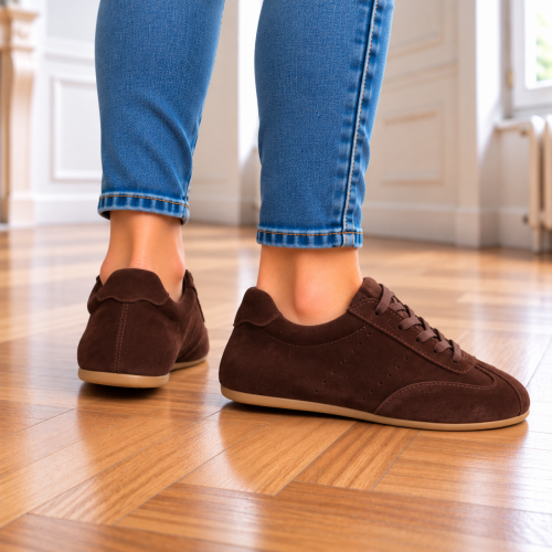 Brązowe zamszowe sneakersy na parkiecie (1).png