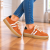 Rdzawobrązowe sneakersy w jasnym wnętrzu (1).png