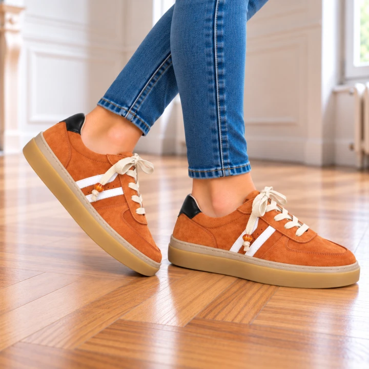 Rdzawobrązowe sneakersy w jasnym wnętrzu (1).png