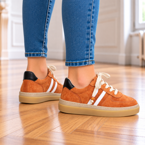 Pomarańczowe sneakersy na drewnianej podłodze (2).png