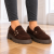 Brązowe loafersy na drewnianej podłodze (2).png
