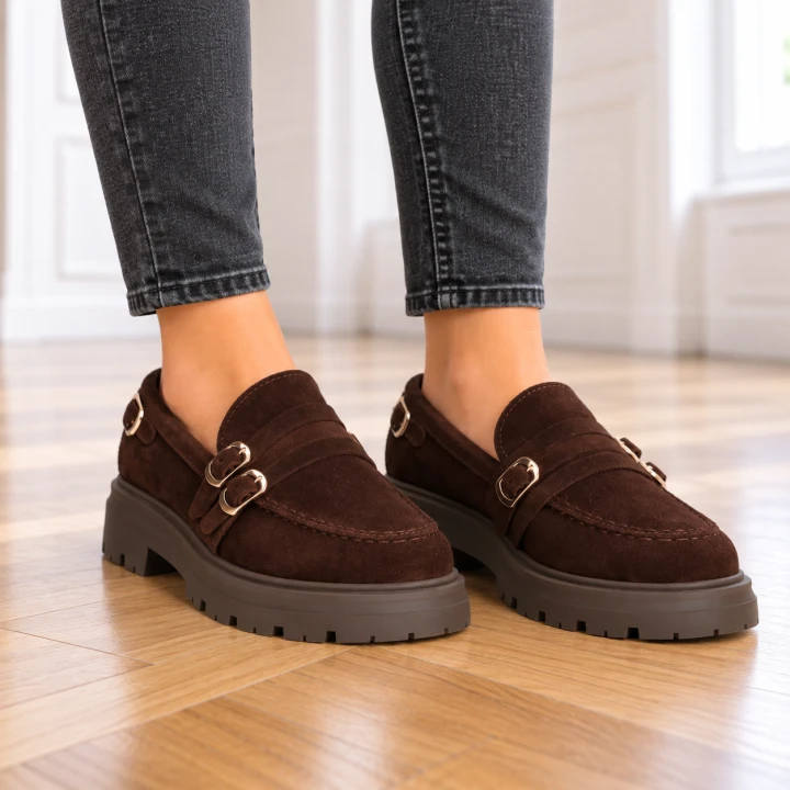Brązowe loafersy na drewnianej podłodze (2).png