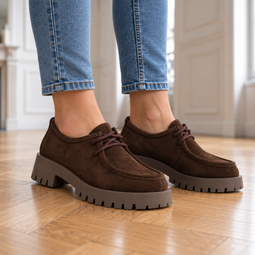 Brązowe buty na drewnianej podłodze (1).png