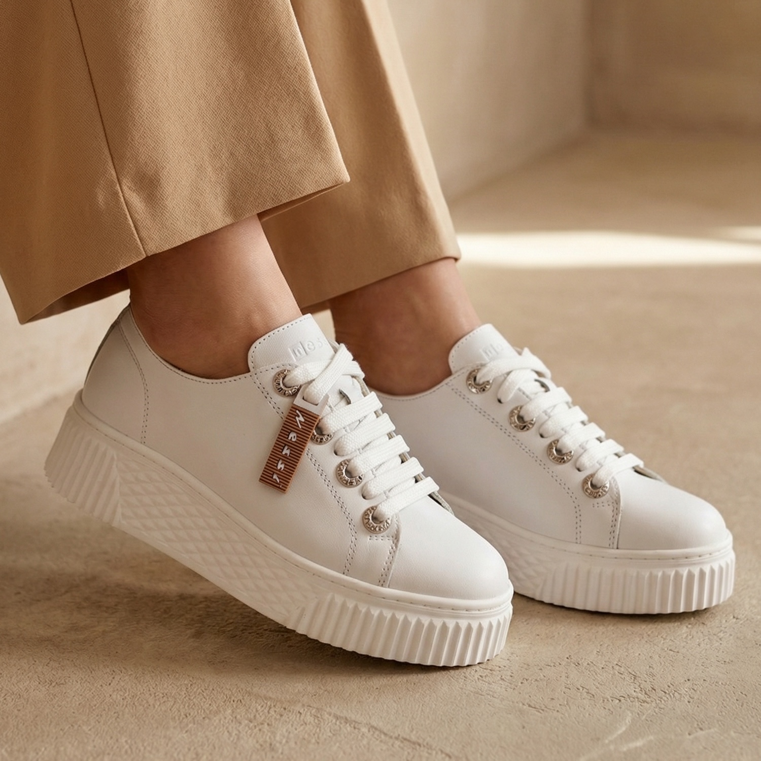 Białe sneakersy damskie skórzane 26LP044