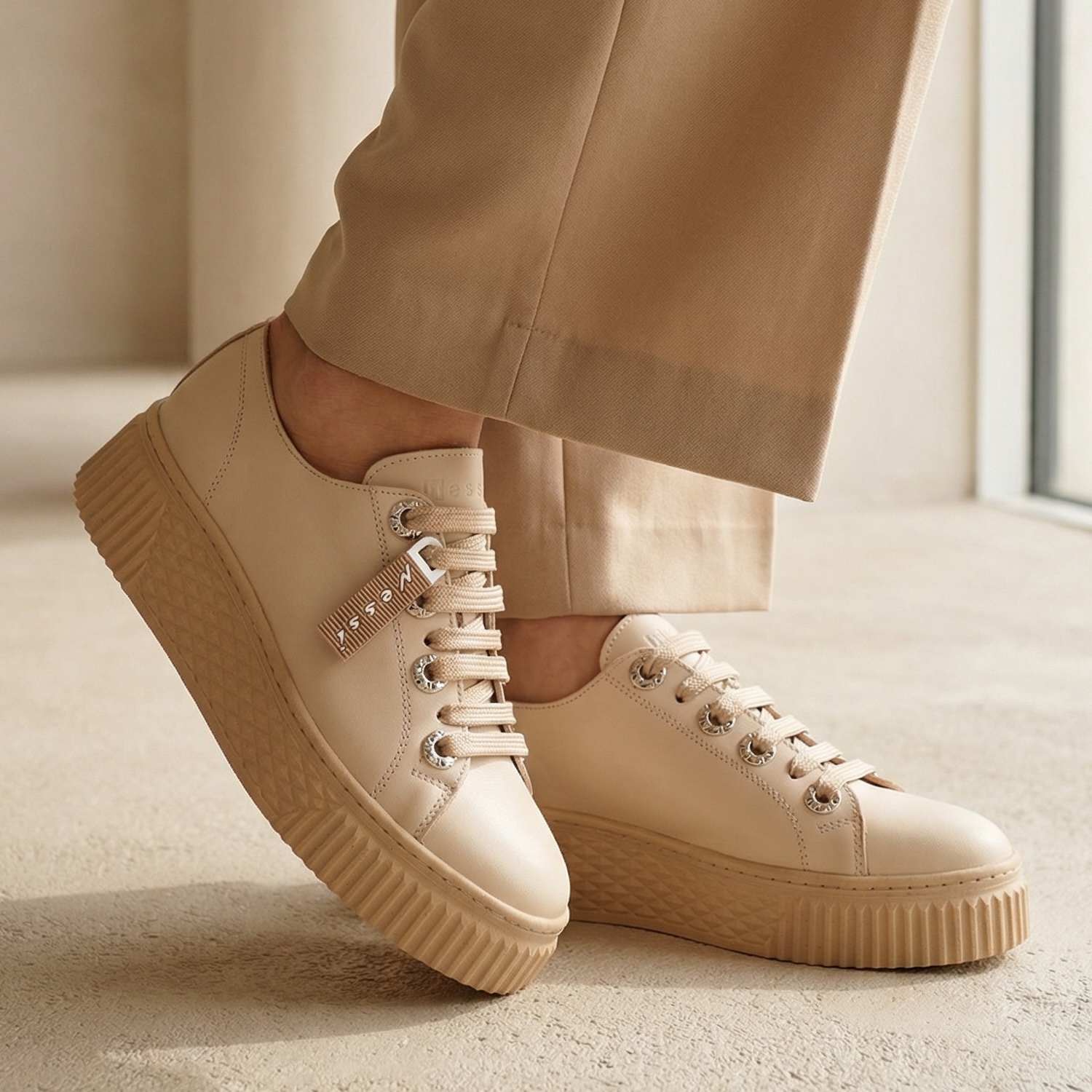 Beżowe sneakersy damskie skórzane 26LP045