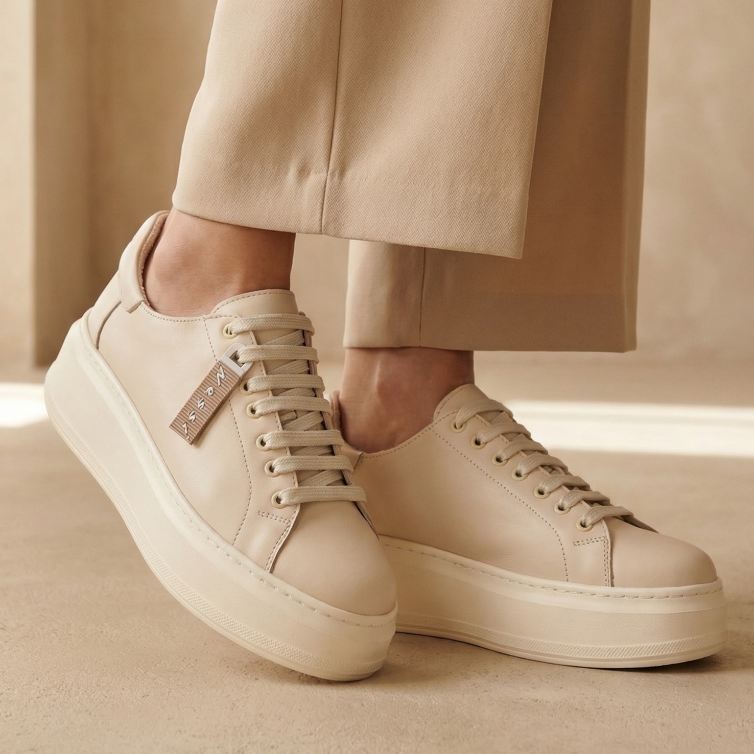 Beżowe sneakersy damskie skórzane 26LP041
