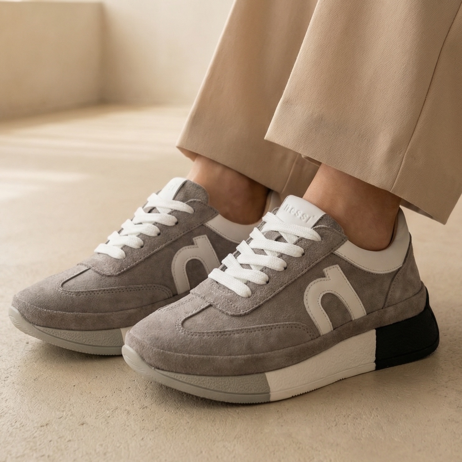 Szare sneakersy damskie zamszowe 26LP033