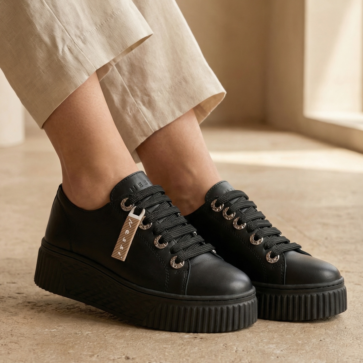 Czarne sneakersy damskie skórzane 26LP046