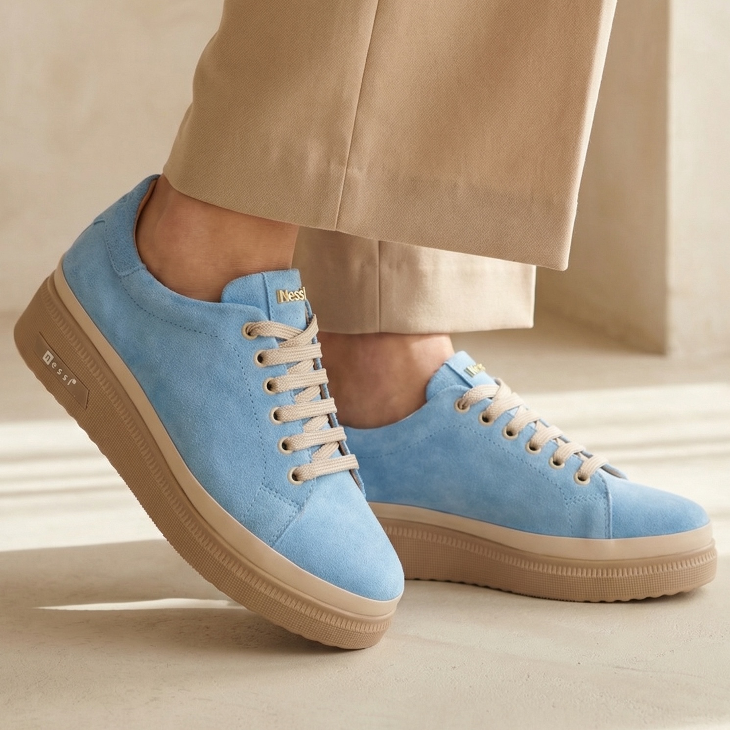 Błękitne sneakersy damskie zamszowe 26LP054