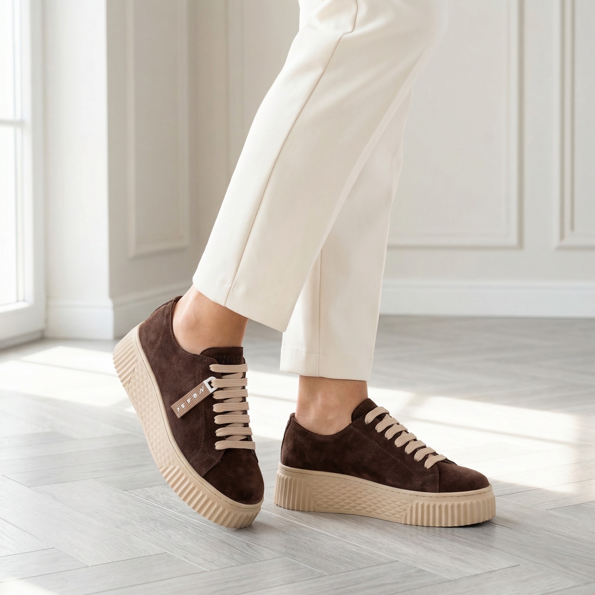 Brązowe sneakersy damskie zamszowe 26LP038