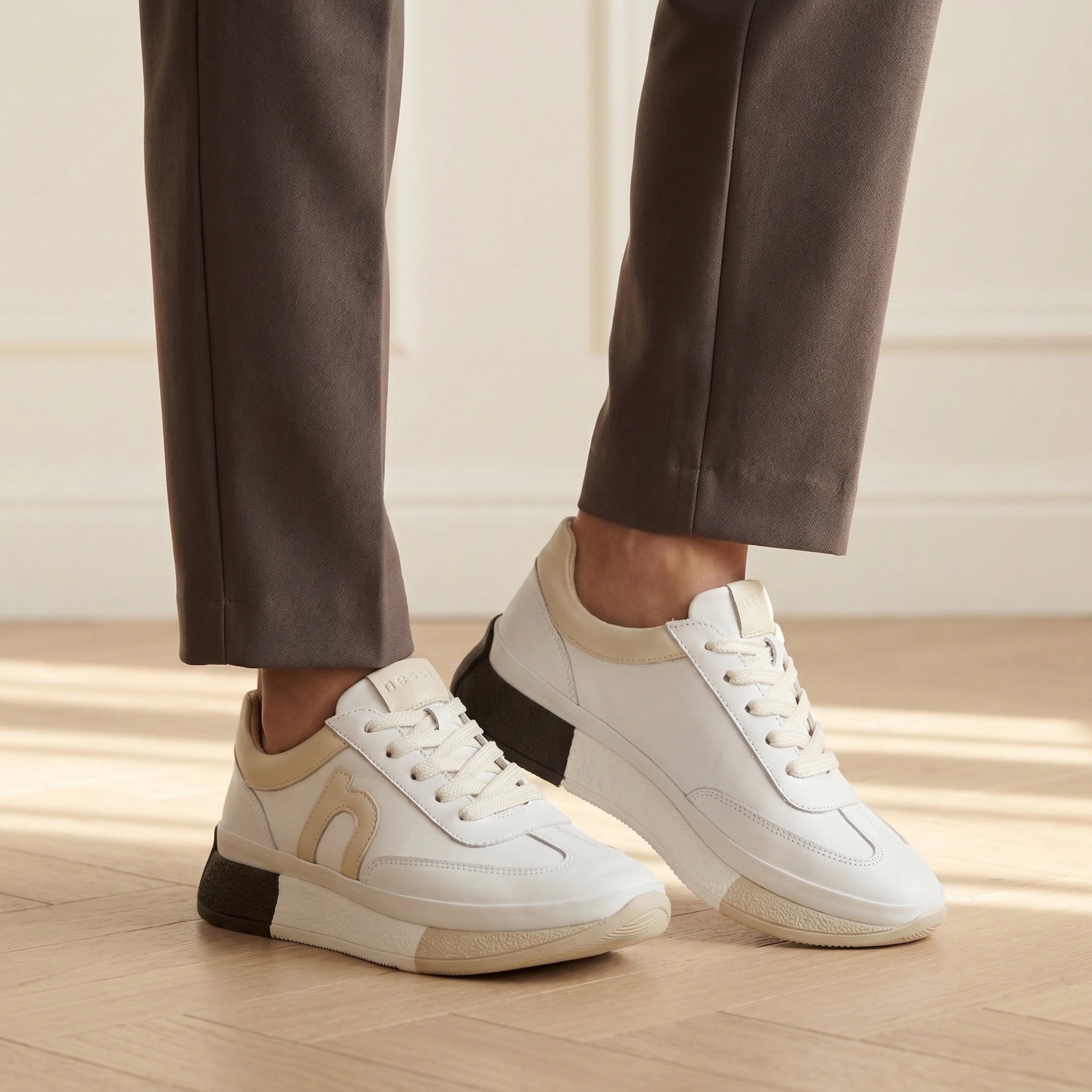 Białe sneakersy damskie skórzane 26LP029