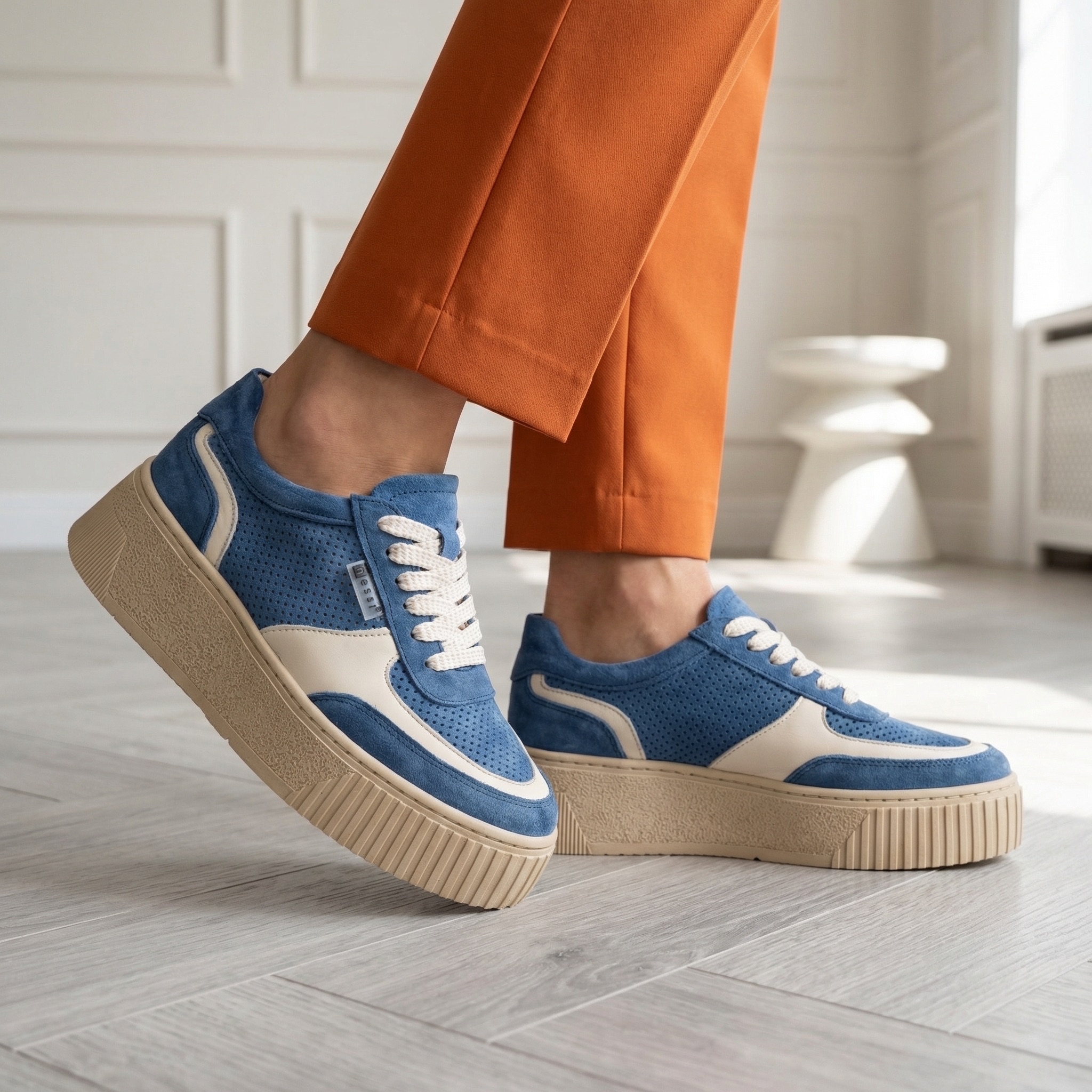 Niebieskie sneakersy damskie zamszowe 26LP026