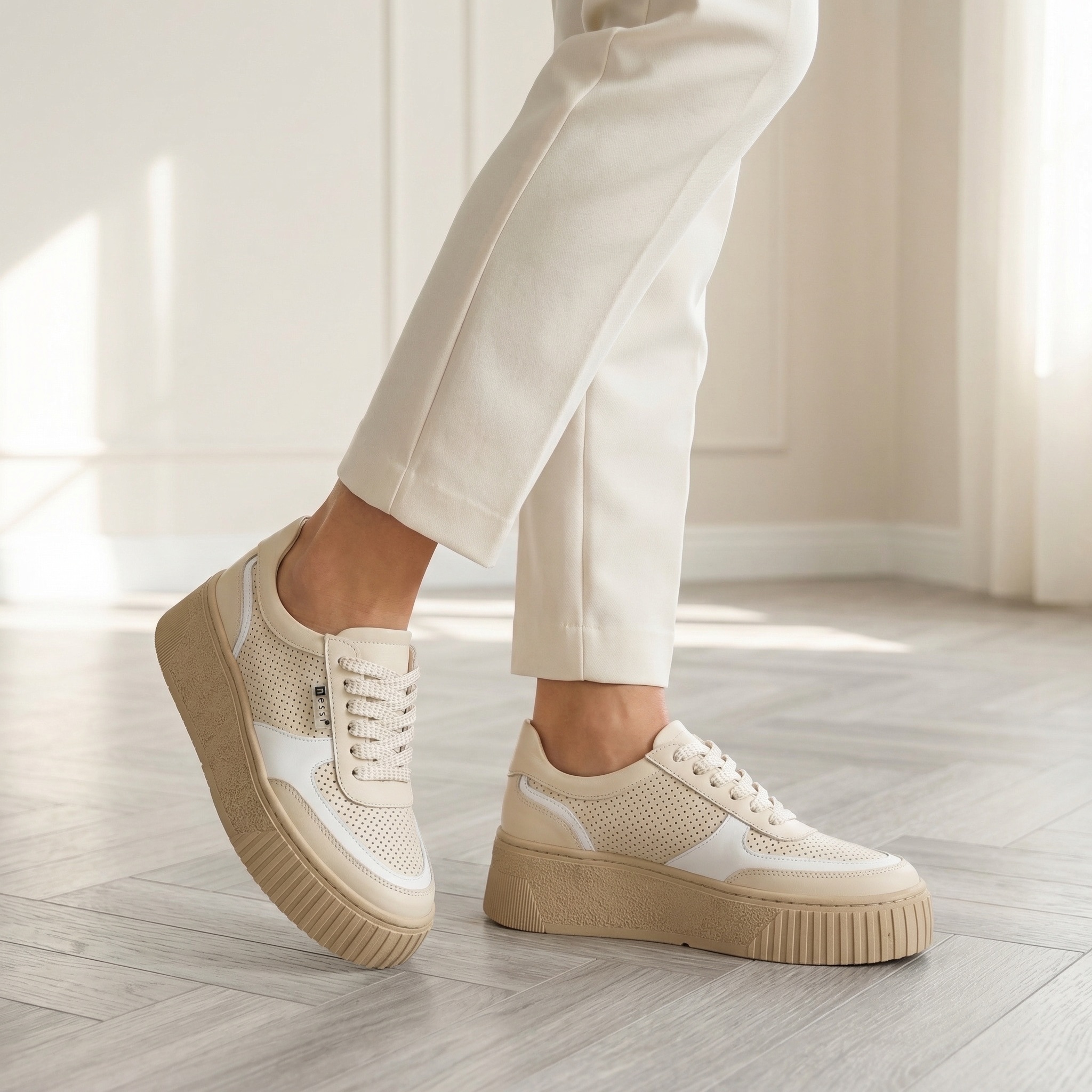 Beżowe sneakersy damskie skórzane 26LP024