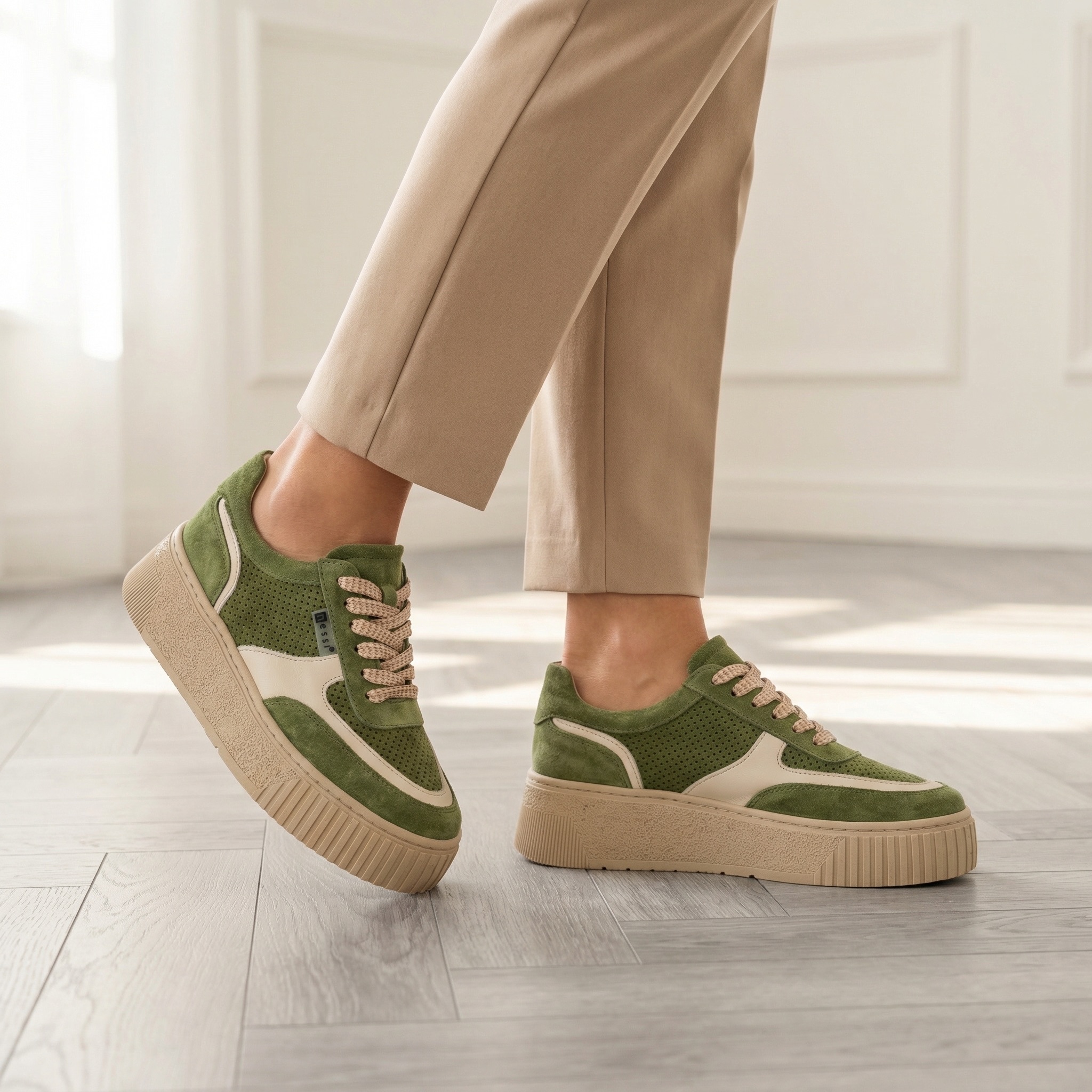 Zielone sneakersy damskie zamszowe 26LP027