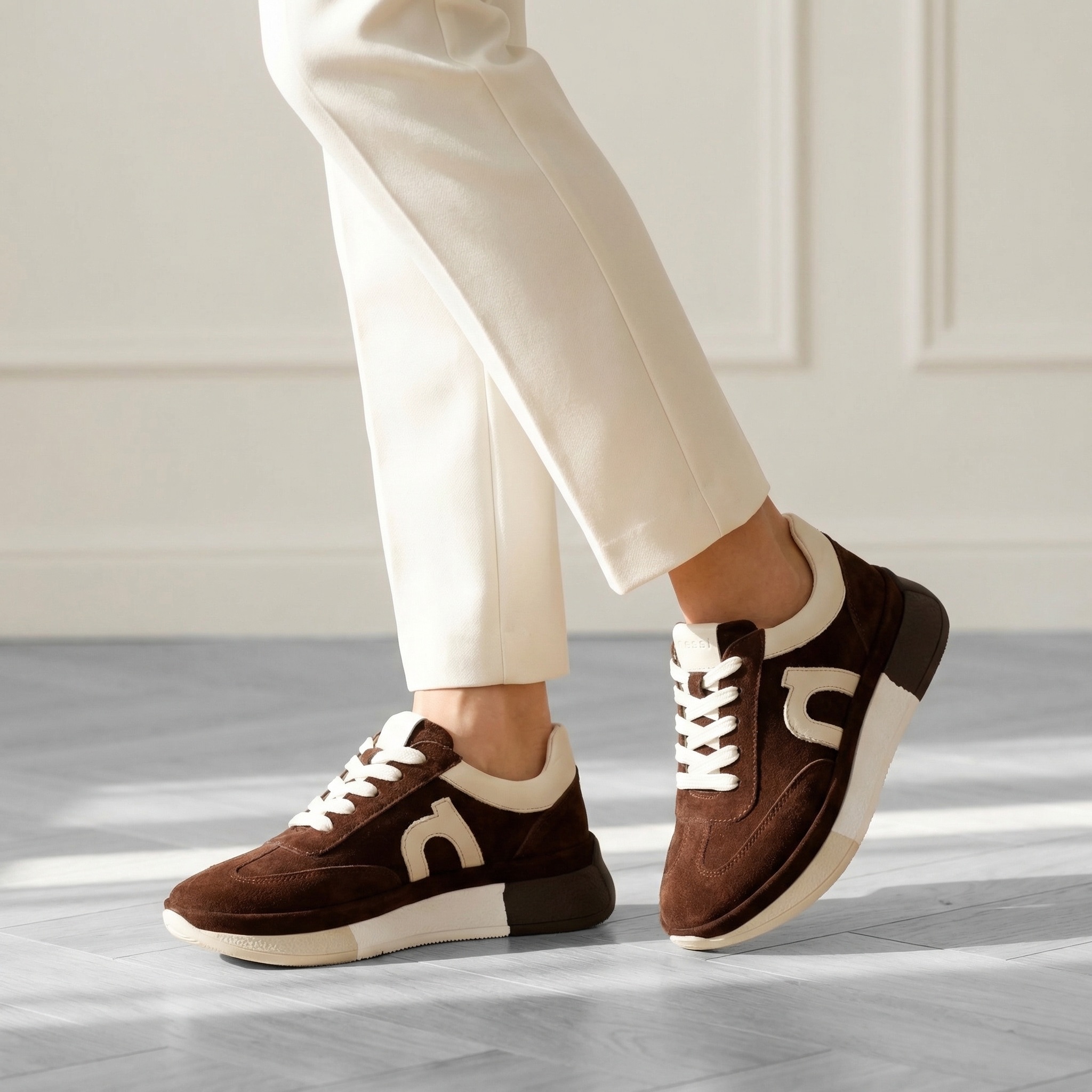 Brązowe sneakersy damskie zamszowe 26LP028