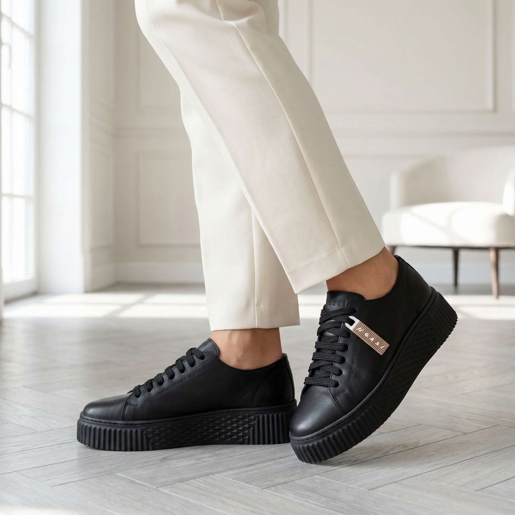 Czarne sneakersy damskie skórzane 26LP036