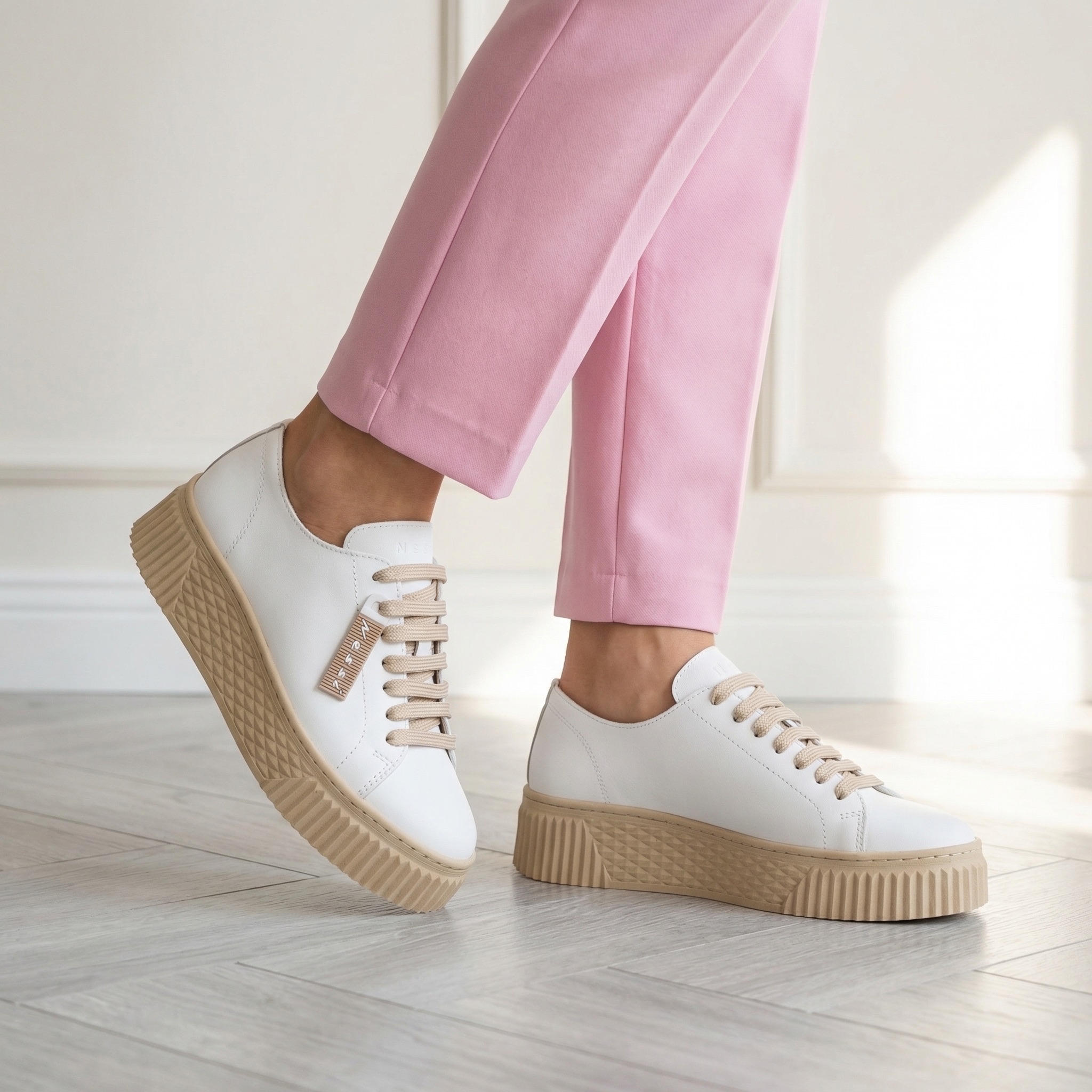 Białe sneakersy damskie skórzane 26LP037