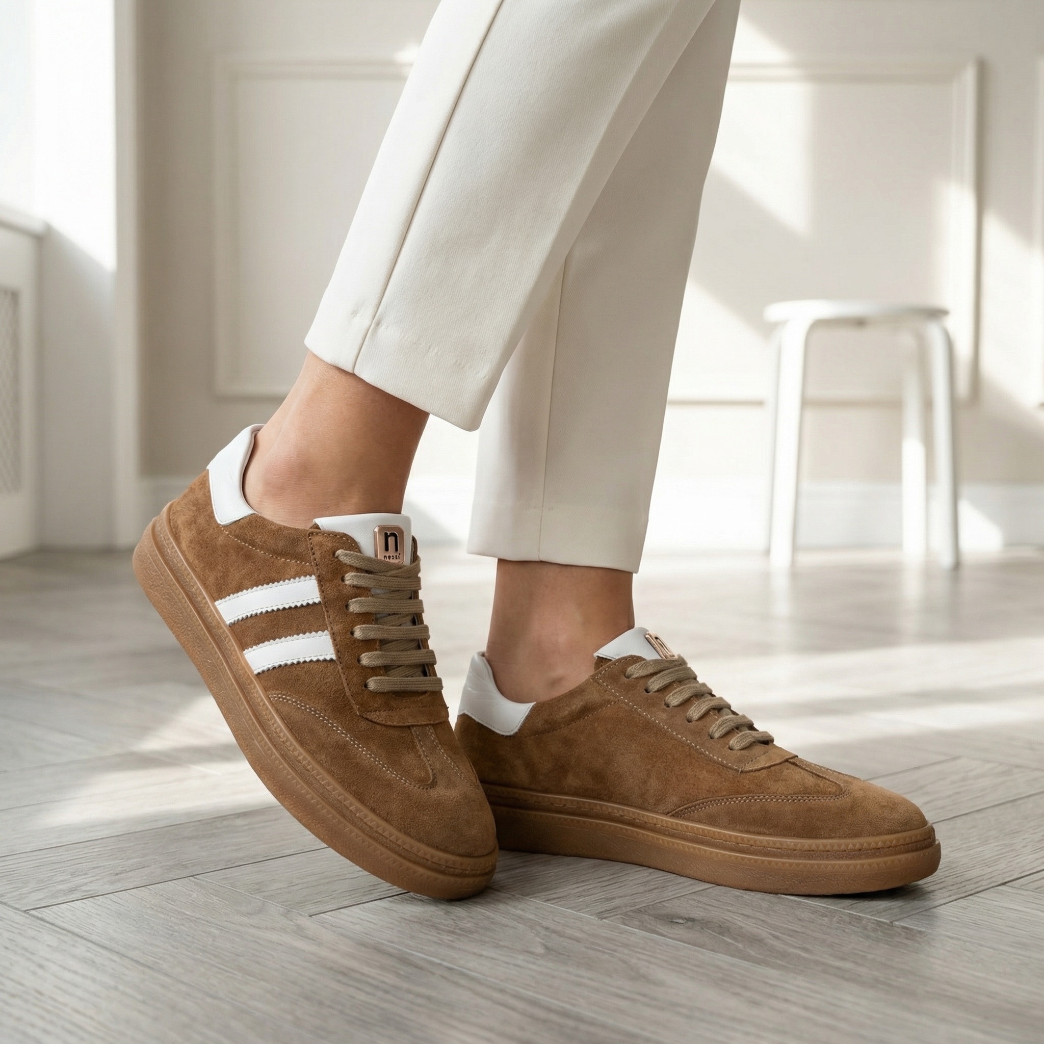 Brązowe sneakersy damskie zamszowe 26LP075