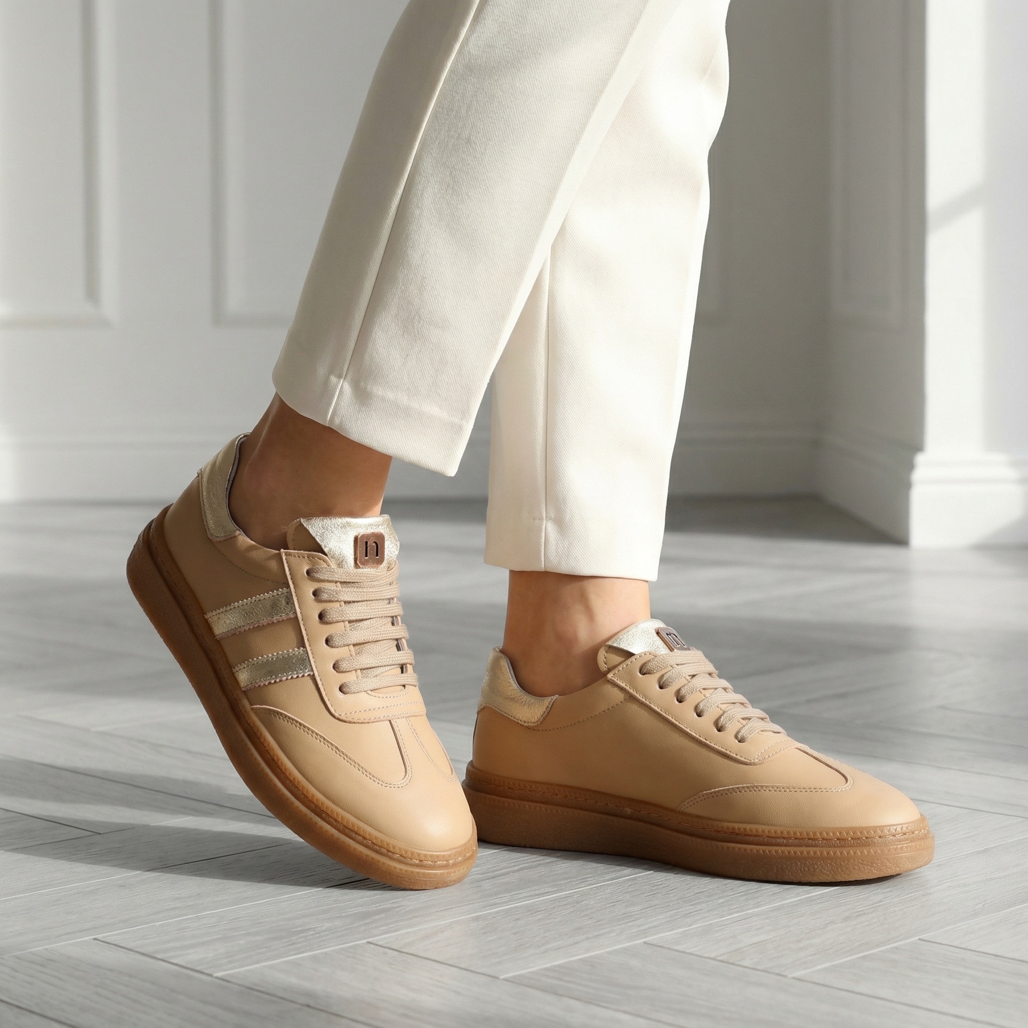 Beżowe sneakersy damskie skórzane 26LP076