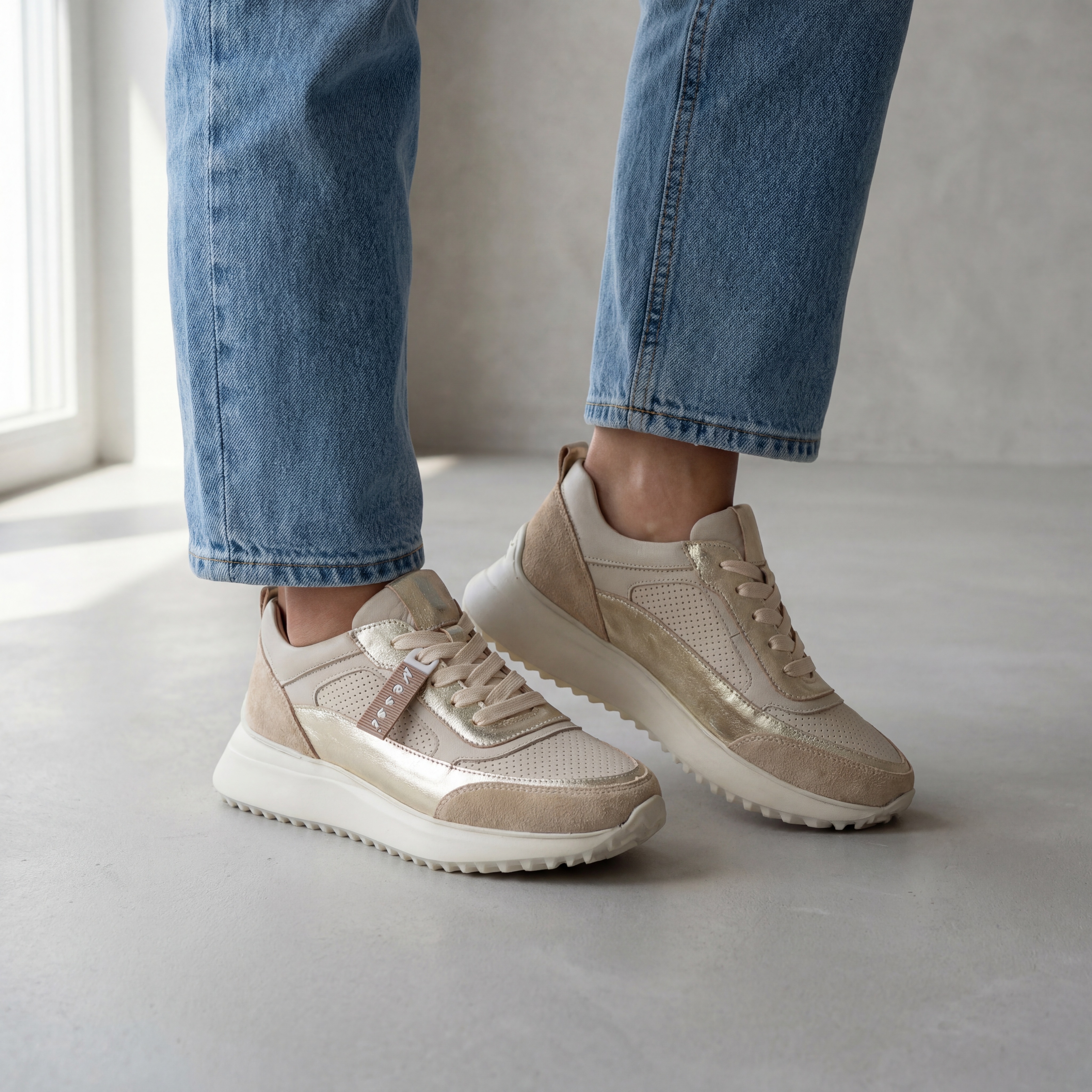 Beżowe sneakersy damskie skórzane 26LP080