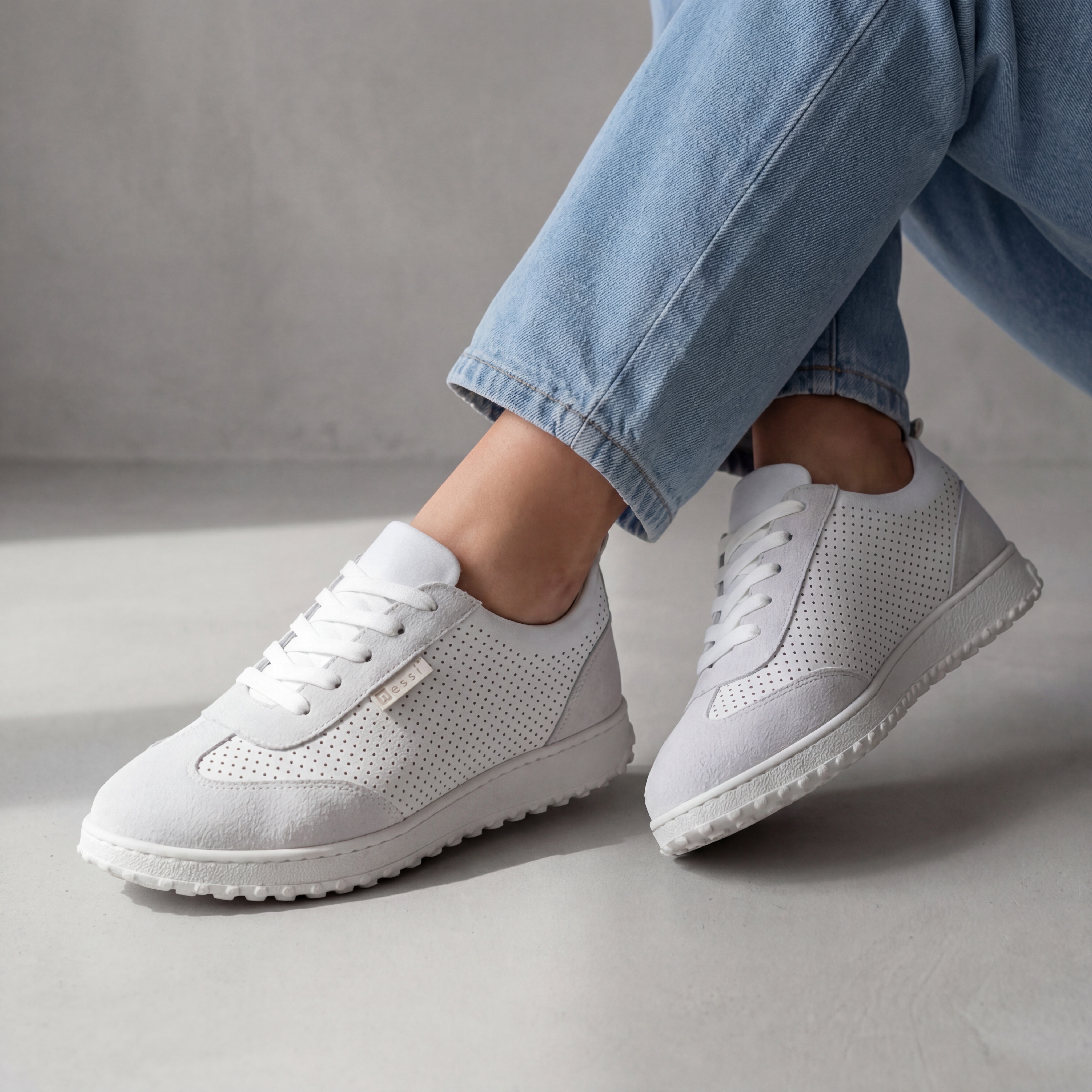 Białe sneakersy damskie skórzane 26LP083