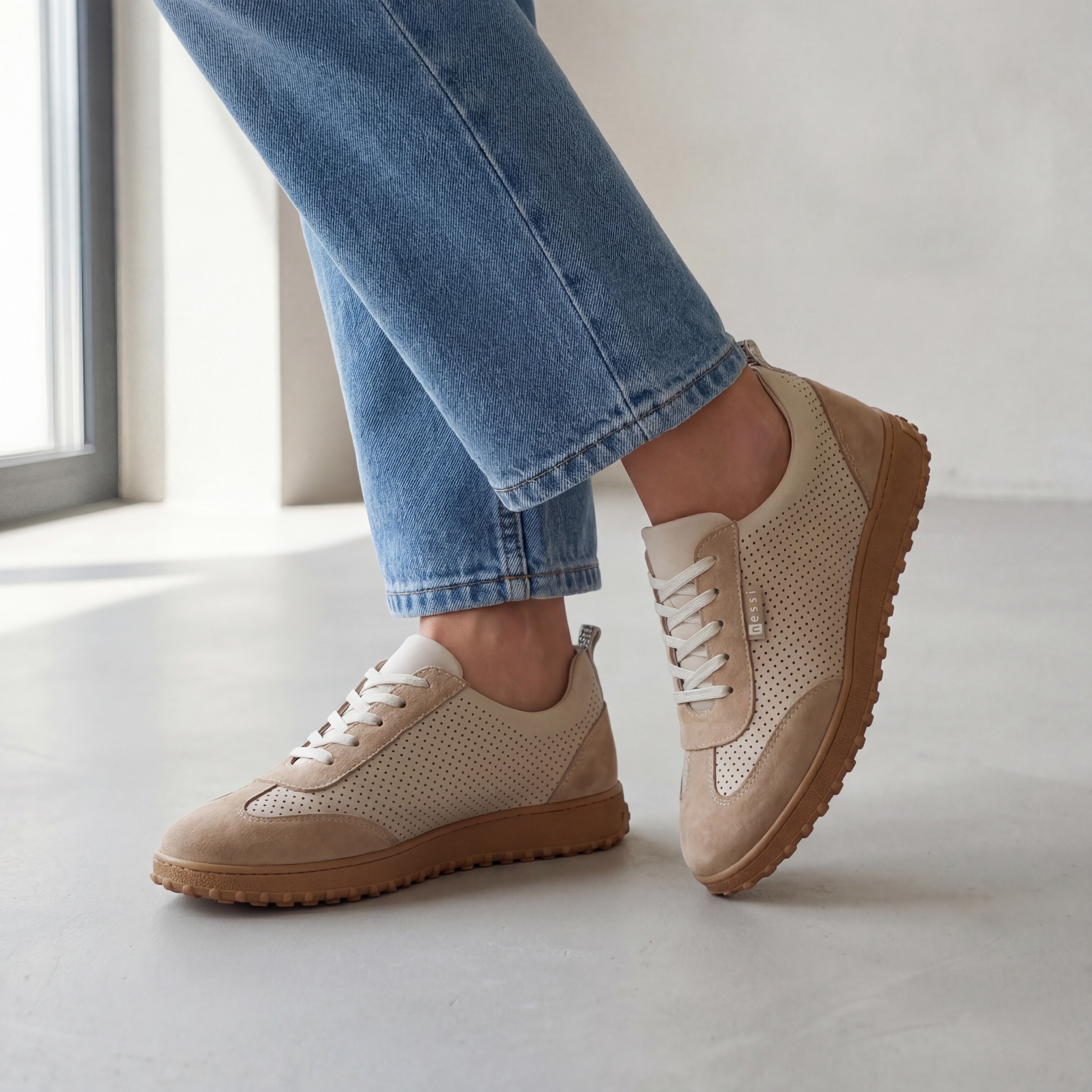 Beżowe sneakersy damskie skórzane 26LP084