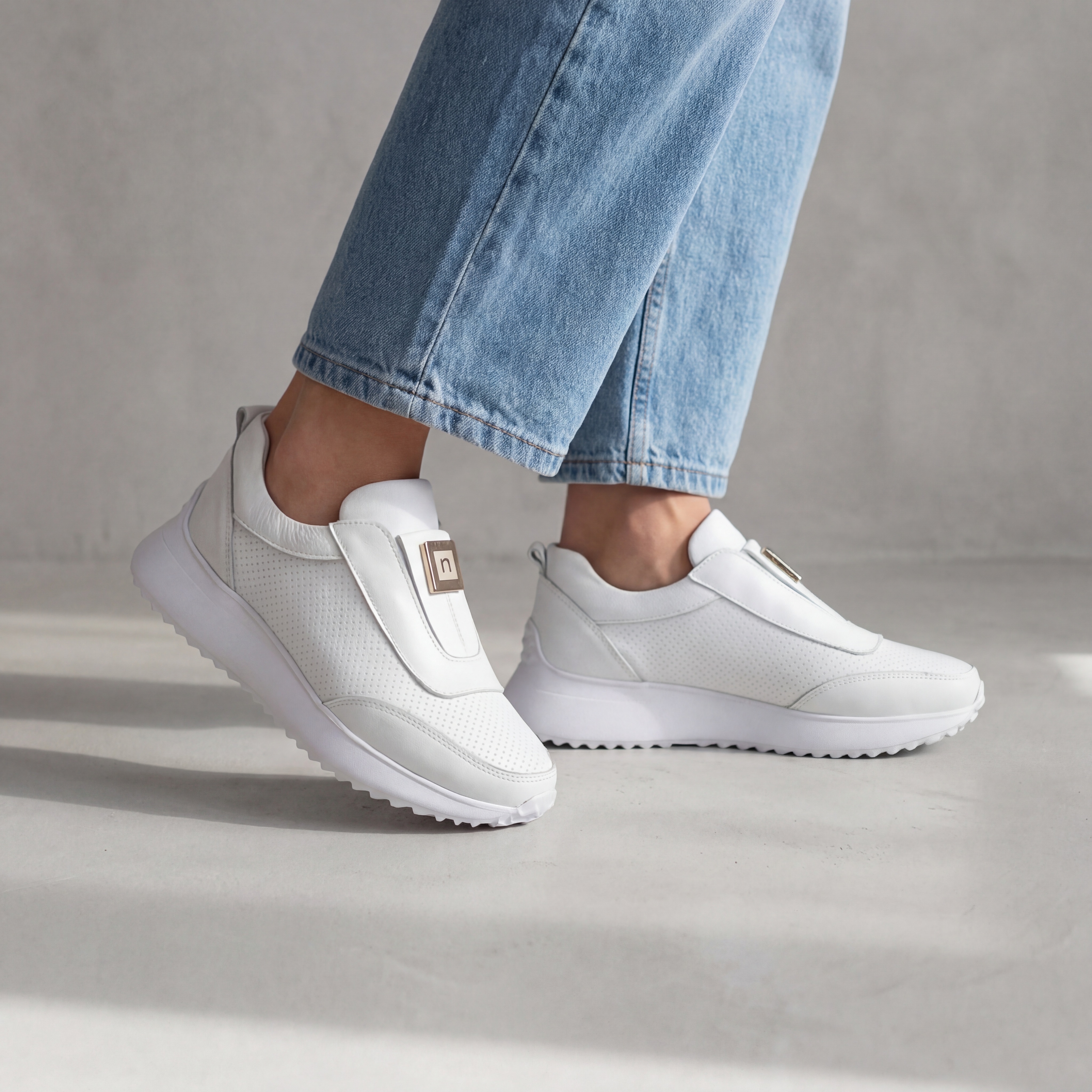 Białe sneakersy damskie wsuwane skórzane 26LP086